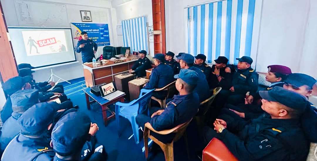 नेपालगन्ज वडा प्रहरी प्रमुख अरुण बमद्वारा अनलाईन ठगी सम्बन्धि प्रहरीलाई प्रशिक्षण