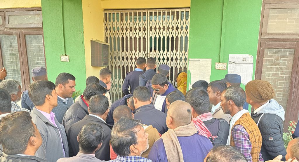 कृषि विकास बैंक लहानले करोडौँको जग्गा सस्तोमा लिलाम गरेको भन्दै स्थानीय आन्दोलित,