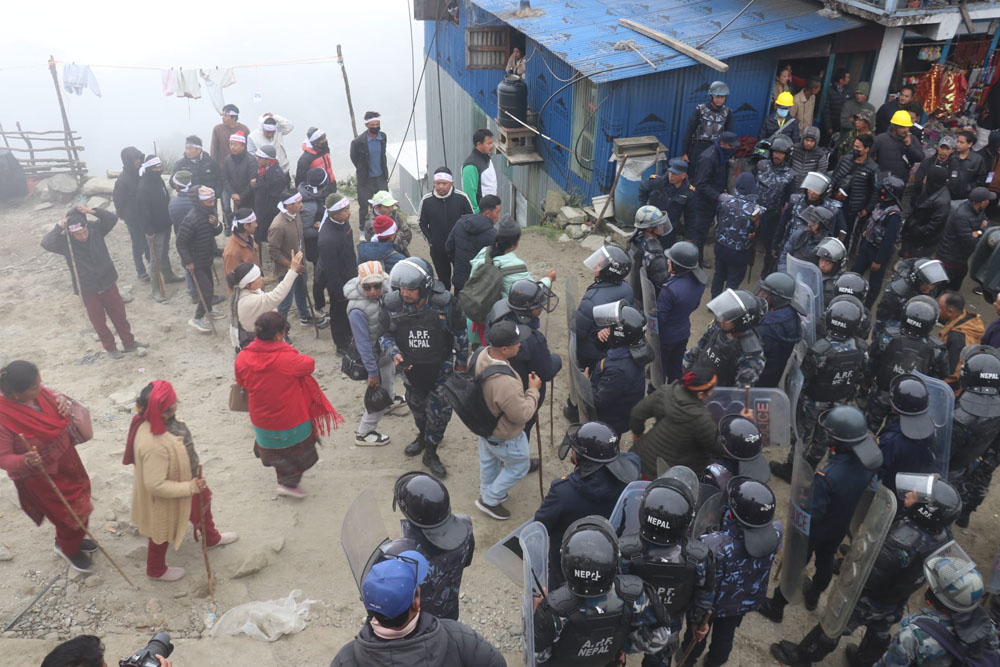 ताप्लेजुङको पाथिभरामा केबलकारको विरोध गर्ने माथि प्रहरीले चलायो गोली,२ गम्भीर घाइते,