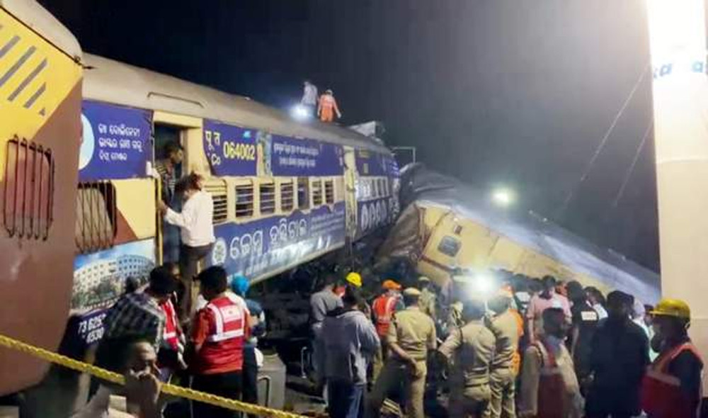 भारतको पश्चिम महाराष्ट्र राज्यमा रेल दुर्घटना ११ जनाको मृत्यु ५ जना घाइते सनाखत हुन बाँकी
