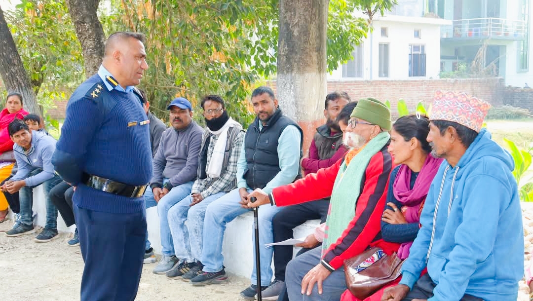 बाँकेका एसपी कार्की सेवाग्राहीहरुलाई सेवा प्रवाह प्रहरीले गर्नुपर्ने सम्बन्धमा छलफल गर्दै