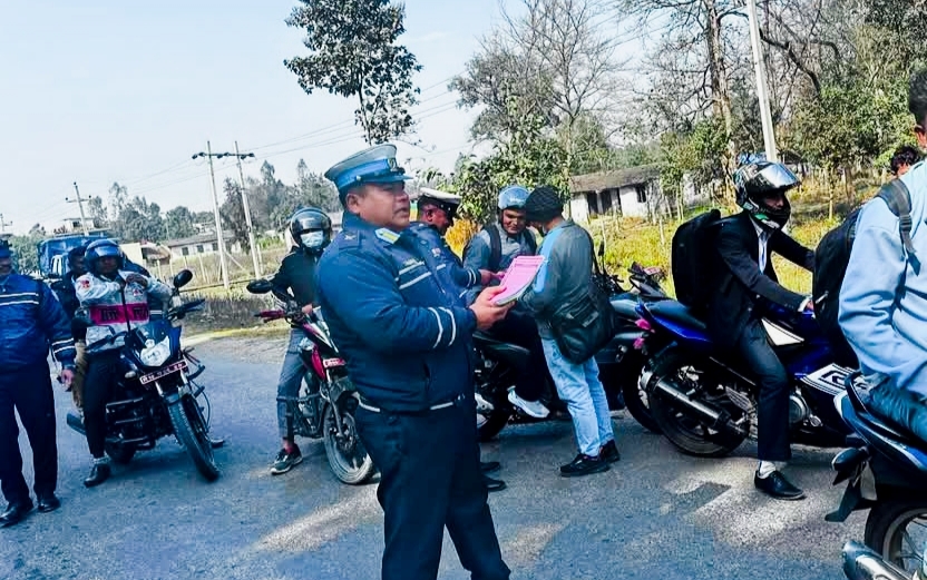बर्दिया जिल्ला ट्राफिक प्रमुख सुधीर खड्का दुर्घटना न्यूनिकरण अभियान लिएर सडकमा,