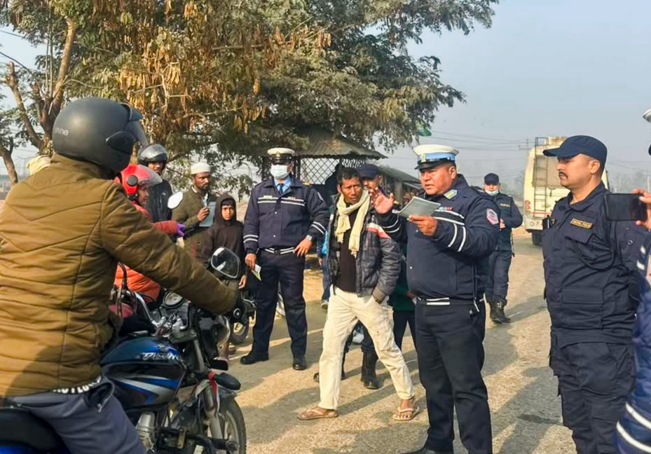 बर्दिया जिल्ला ट्राफिकले सवारी दुर्घटना न्यूनिकरण गर्न सचेतना मुलक पर्चा पम्पलेटहरु वितरण