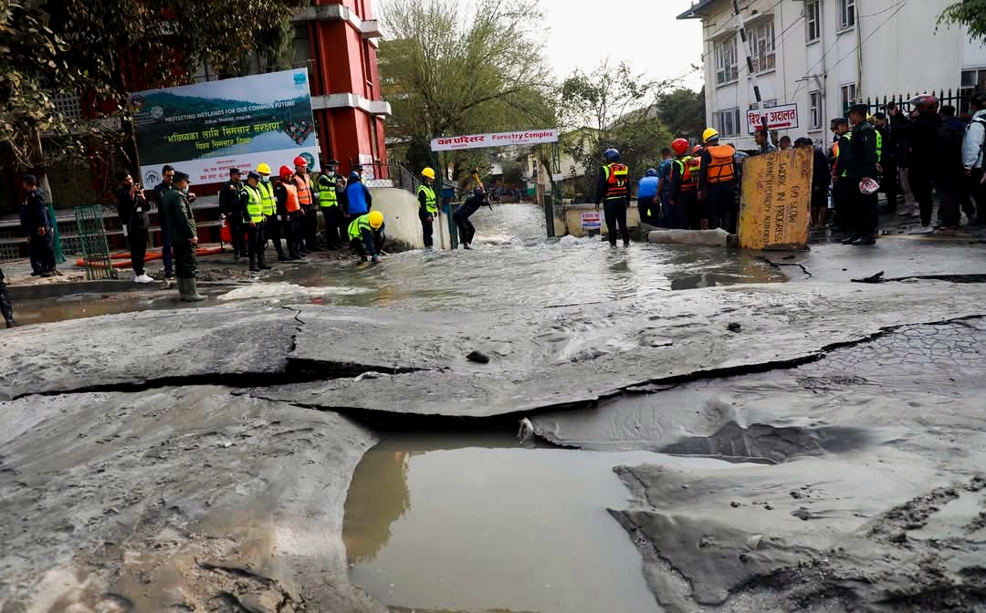 बबरमहलमा मेलम्ची खानेपानीको पाइप फुटेपछि निस्केको पानी ४ घण्टापछि बल्ल रोकियो,