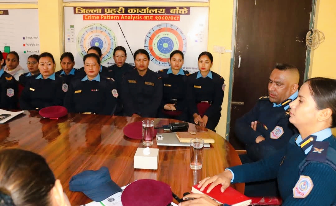 बाँके जिल्ला प्रहरी प्रमुख एसपी तुलबहादुर कार्कीद्वारा महिला प्रहरीहरुसंग छलफल