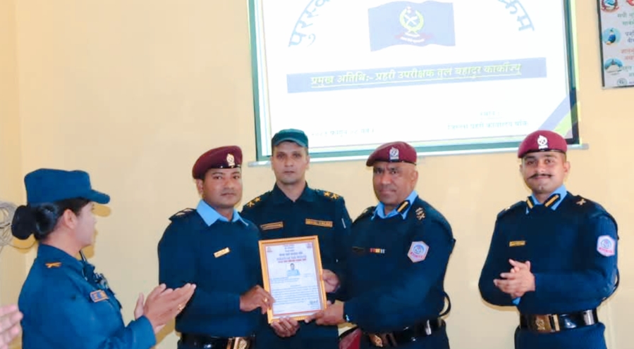 बाँके एसपी कार्कीद्वारा माघ महिनाको BEST POLICE OF THE MONTH प्रदान,