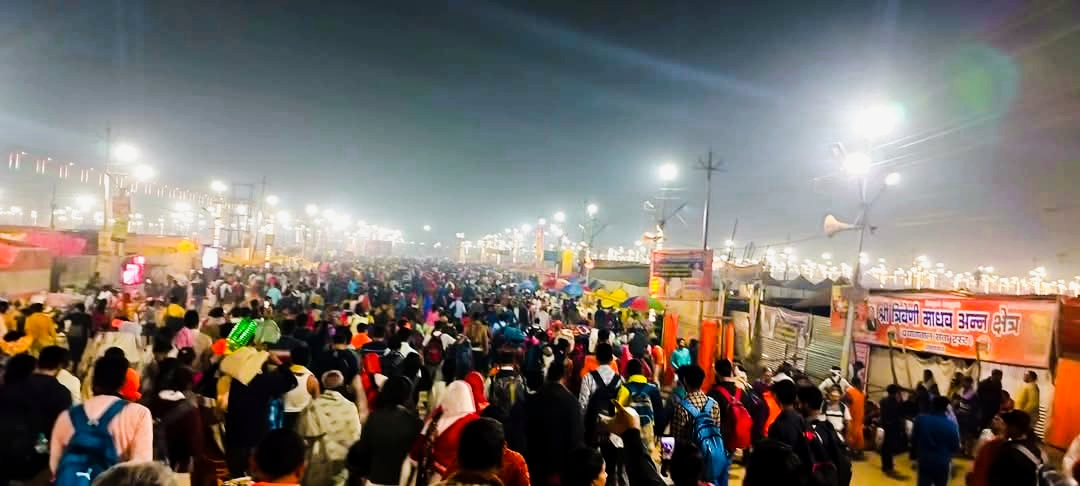 प्रयागराजका नामले प्रसिद्ध भारतको महाकुम्भ मेलामा स्नान गर्नेको घुइँचो,