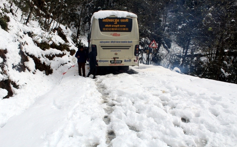 पहाडी जिल्लामा बाक्लो हिमपातका कारण लोकमार्ग सडक अवरुद्ध,