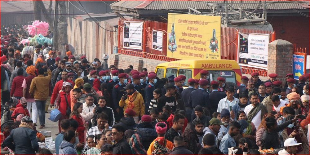 महाशिवरात्रिको दिन पशुपतिनाथ मन्दिर परिसरबाट प्रहरीले होहल्ला गर्ने ७५ जना पक्राउ,