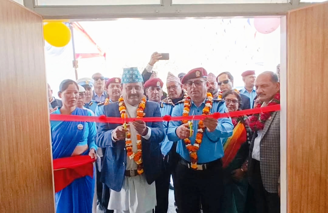 मन्त्री लामिछाने डिआईजी शर्माद्वारा नवनिर्मित प्रहरी चौकी सिन्धुलीको प्रशासनिक भवन समुद्‍घाटन,