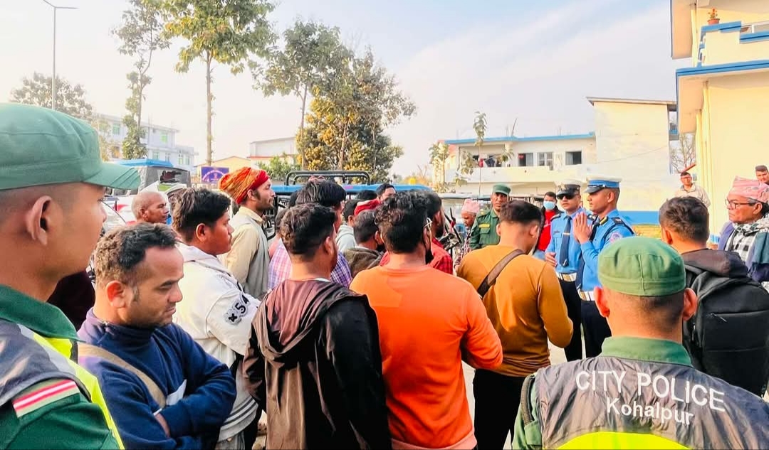 बाँके ट्राफिक प्रहरीद्वारा विभिन्न पोष्टहरुमा विद्यार्थि शिक्षक,चालक,सर्वसाधारणलाई ट्राफिक शिक्षा