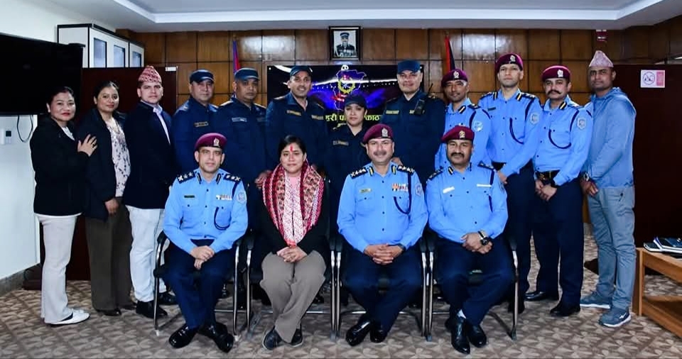 काभ्रेपलाञ्चोक सरुवा भई जान लाग्नुभएका प्रहरी निरीक्षक पाण्डेको एसएसपी अधिकारीद्वारा बिदाई ,