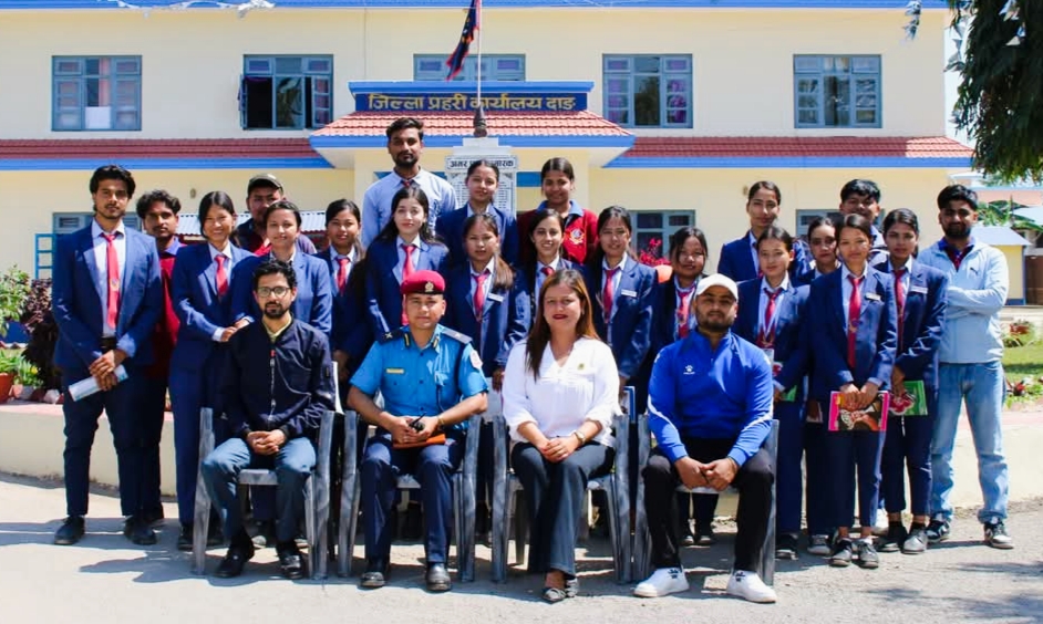 दाङ प्रहरीसंग १ दिन कार्यक्रमा बिद्यालयका शिक्षकहरु र विद्यार्थीहरुको सहभागिता,