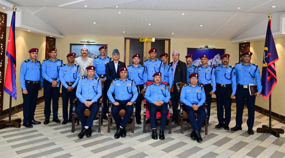 डीएसपीबाट एसपीमा बढुवा भएका दुई अधिकृतलाई दर्ज्यानी चिह्न प्रदान