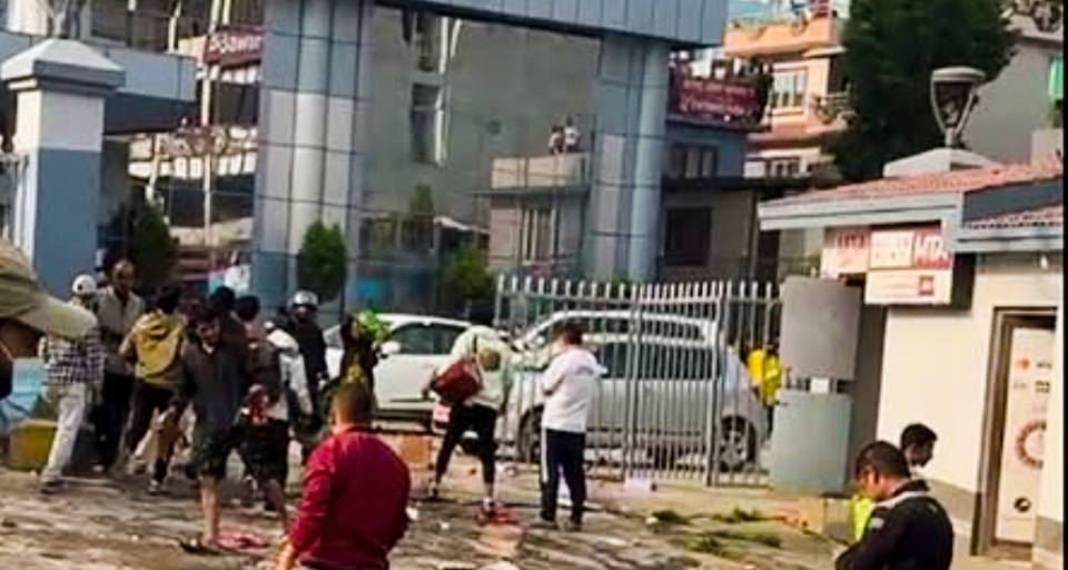 काठमाण्डूको कोटेश्वरको क्षेत्रमा रहेको भाटभटेनीमा तोडफोड र लुटपाट,
