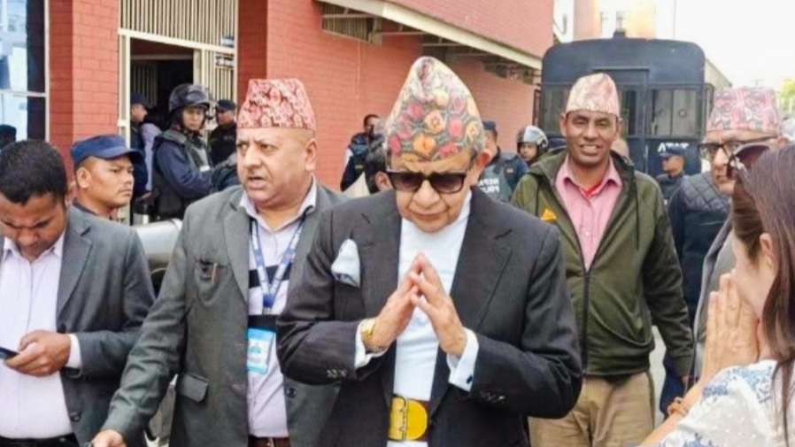 राप्रपाका वरिष्ठ नेता पशुपति शमशेर जबराले जिल्ला प्रहरी परिसरमा पुगेर आफ्ना पार्टीका नेतालाई भेटे,