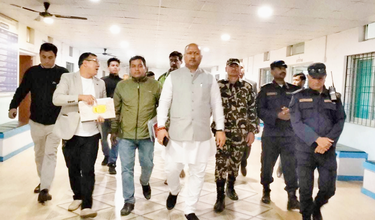 मधेसका मुख्यमन्त्री सतिशकुमार सिंहले सिराहाको व्यापारिक बजार अस्पताल अनुगमन २ जना पक्राउ,