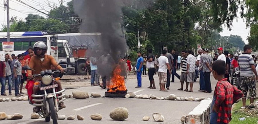 दुर्घटनामा पक्राउ परेका चालकको रिहाइको माग गर्दै कञ्चनपुरका यातायात मजदुरहरूद्वारा सडक अबरुद्ध,
