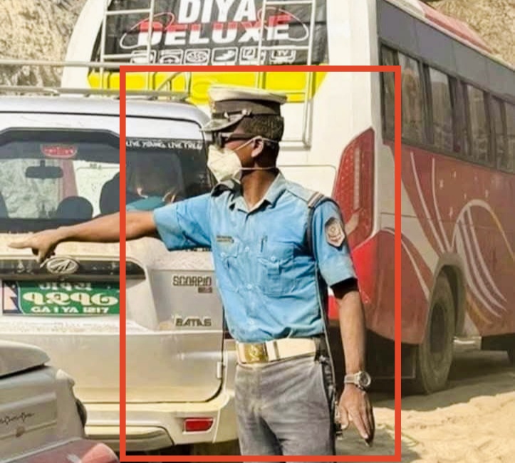 दाउन्नेमा खटिएका ट्राफिक प्रहरीले जोखिम मोलेर धुलामे सडकमा डियुटी गर्दै, रोग पाल्दै,