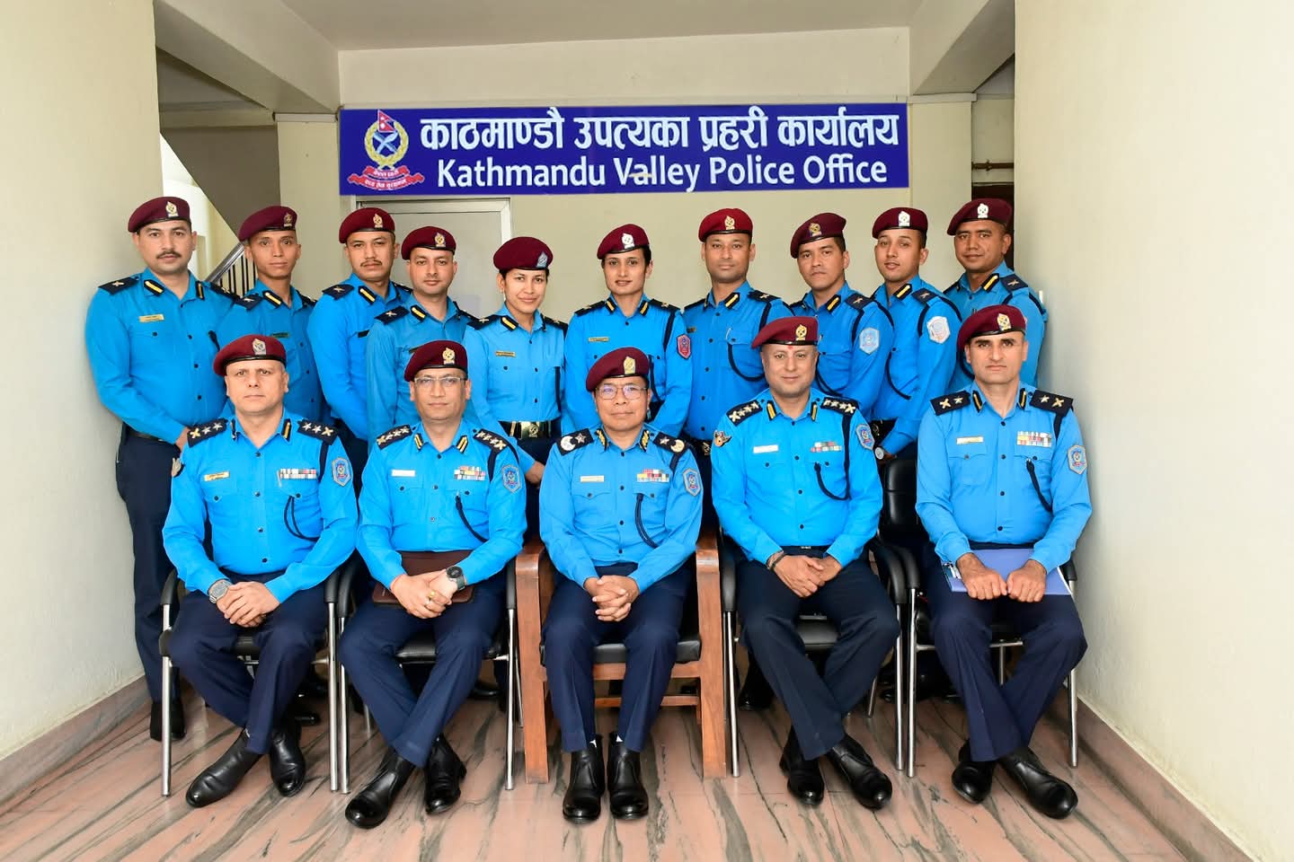 एआईजी टेकबहादुर तामाङद्वारा मातहतका नवनियुक्त विभागीयतर्फका प्रहरी निरीक्षक हरुलाई निर्देशन,