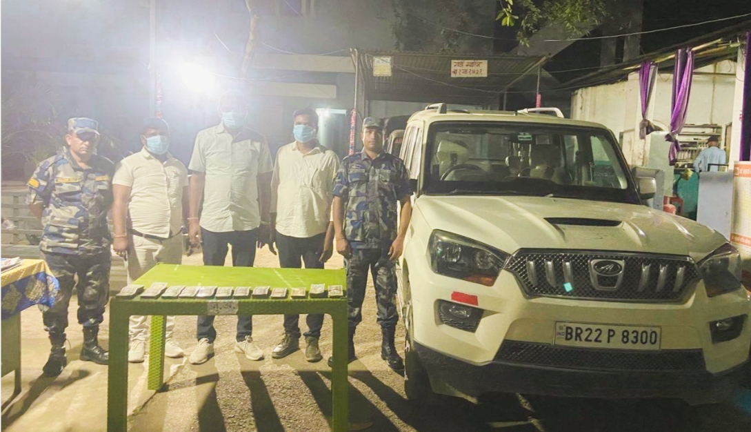 सशस्त्र प्रहरी पर्साले स्रोत नखुलेको ९ लाख ५९ हजार गाडीसहित ३ जना भारतीय नागरिक पक्राउ,