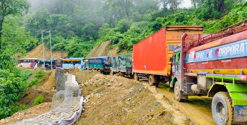 दाउन्नेको सडकमा पानी परेर बाटो चिप्लो हुँदा पूर्णरूपमा अवरुद्ध घन्टौं जाममा फसे यात्रुहरु