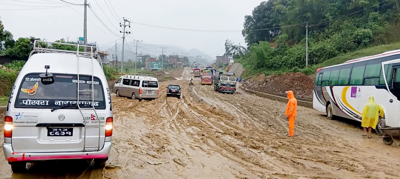 गए रातिदेखि परेको वर्षाका कारण पूर्वपश्चिम राजमार्गको नारायणघाट बुटवल सडक अवरुद्ध