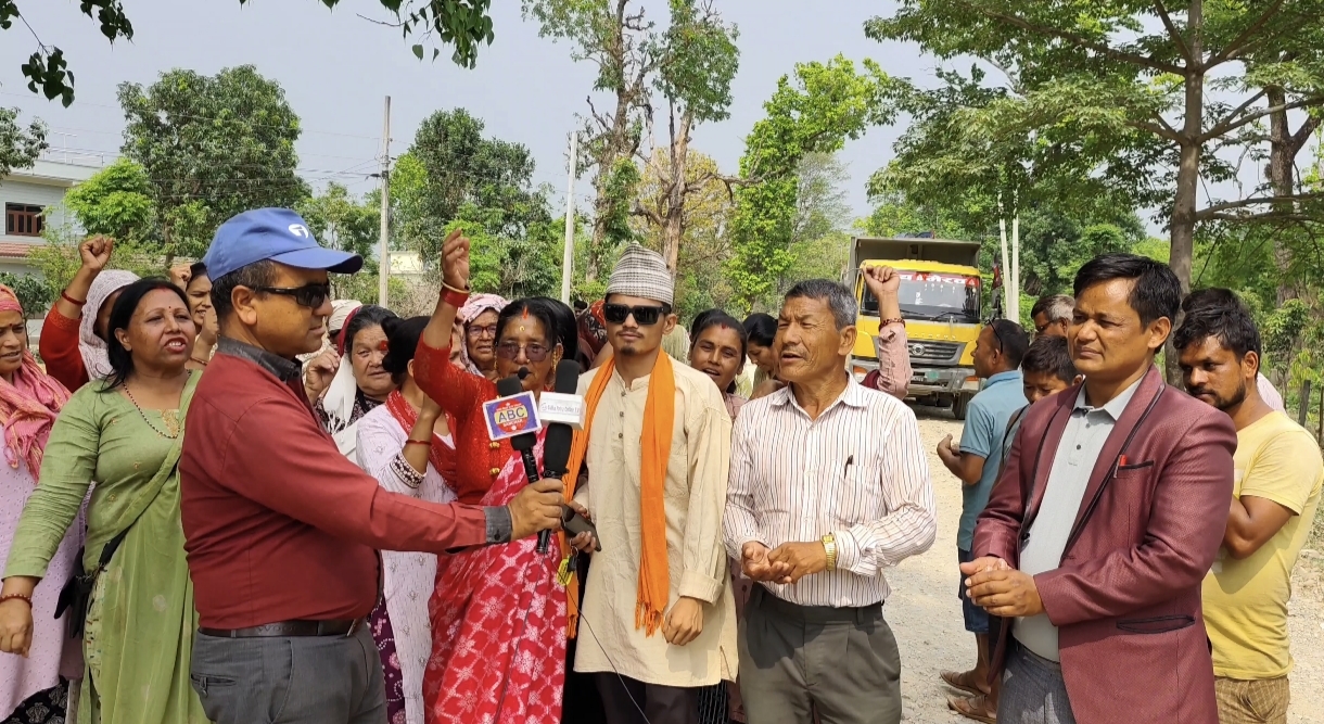 सरकारले नदेखेको बाटो गाउँलेहरु भन्छन नेताले हामीलाई भोटका लागिमात्रै प्रयोग गरे स्थानीयहरु सडक आन्दोलनमा