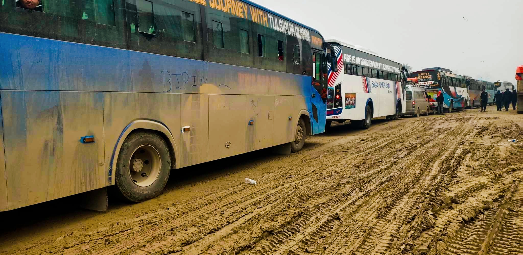 दाउन्ने मन्दिर क्षेत्र नजिकैको सडक खण्ड बिहान अचानक परेको वर्षाका कारण सडक अवरुद्ध,