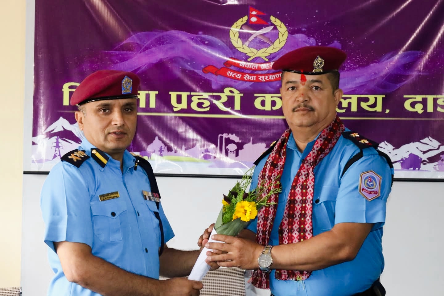 सइमा बढुवा भएकाहरुलाई दाङ जिल्ला एसपी तिमिल्सिनाद्वारा दर्जानि चिन्ह सुशोभन