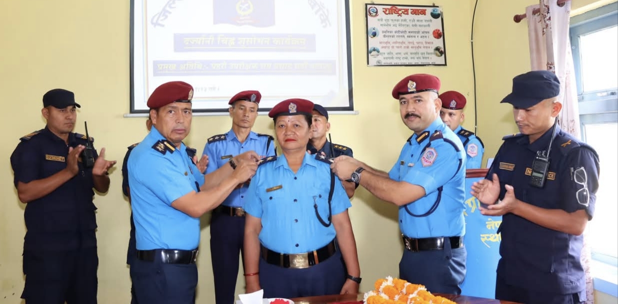 बढुवा भएकाहरुलाई बाँके एसपी रामप्रसाद घर्ती मगरद्वारा दर्ज्यानी चिन्ह सुशोभन,