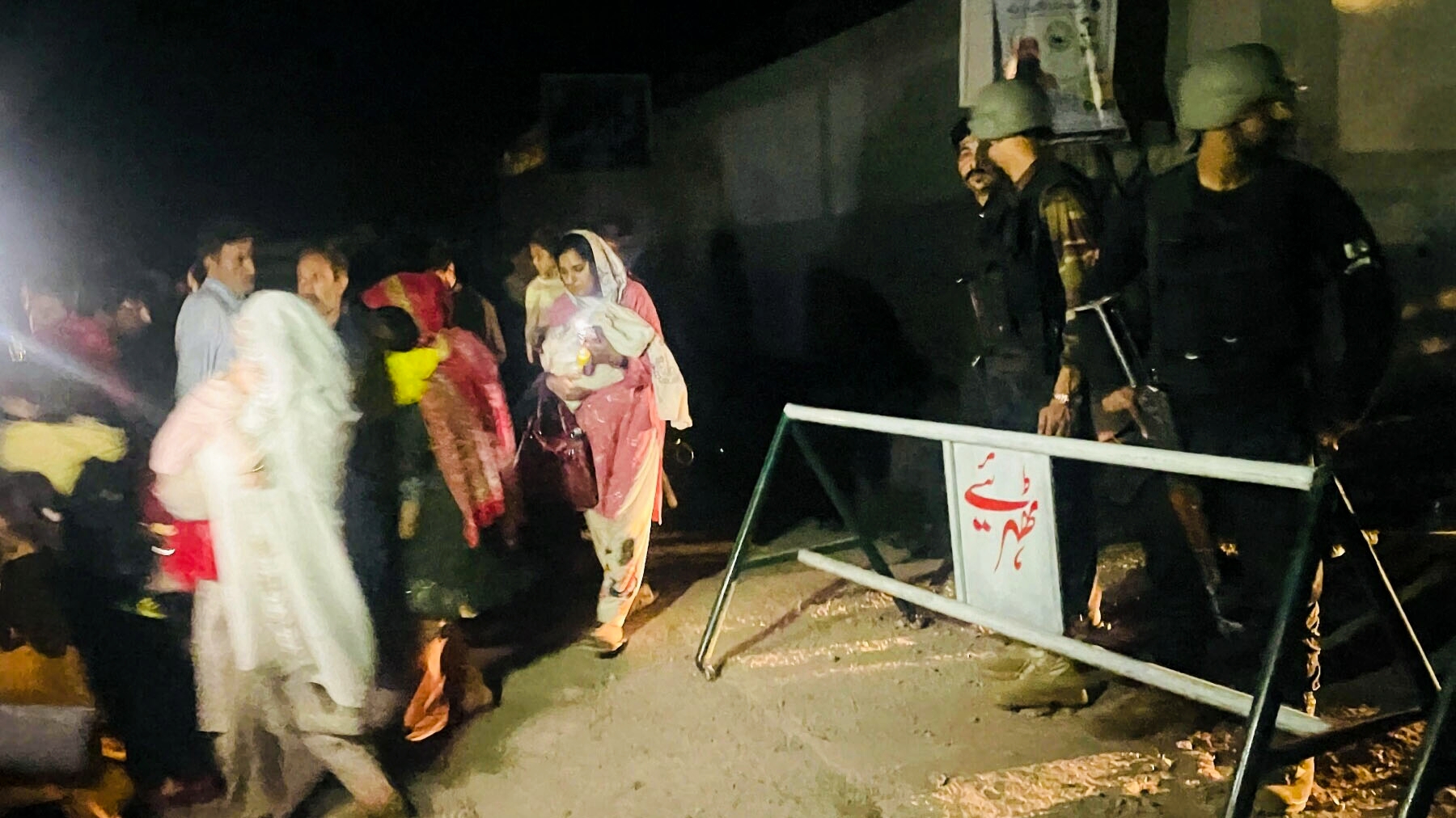 भारत र पाकिस्तानबीच युद्धको अवस्था कायमै हवाई आक्रमणको अलर्ट जारी गाउँ खाली गर्दै