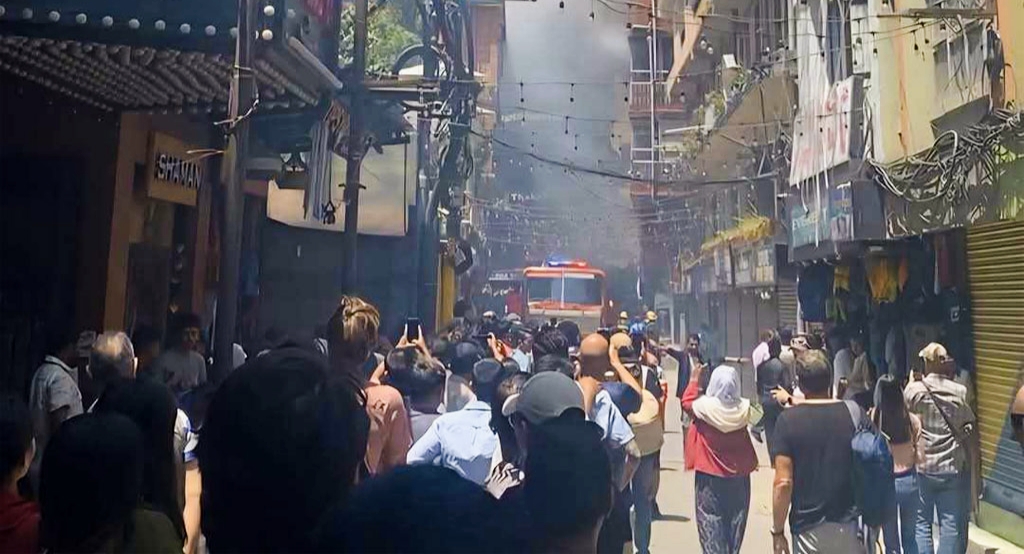 विद्युत् सर्ट हुँदा काठमाडौं ठमेल सातघुम्ती चोक नजिक आगलागी