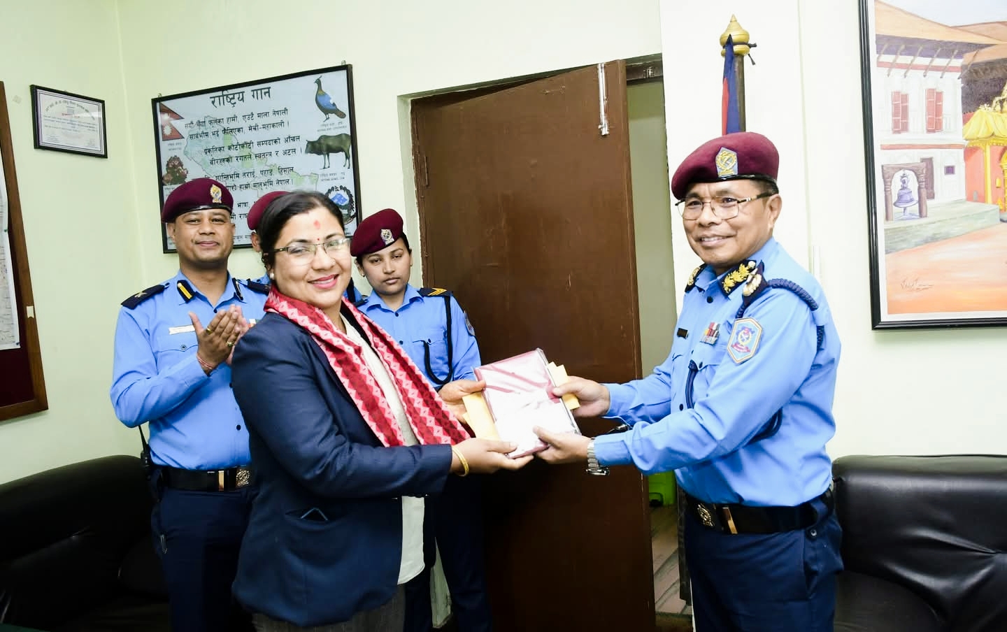 एआईजी टेकबहादुर तामाङद्वारा प्रहरी नायव उपरीक्षक कोपिला चुडालको बिदाई कार्यक्रम,