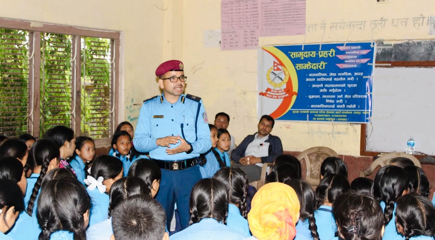 ईप्रका पाल्पा रामपुरका प्रहरी निरीक्षक राम बहादुर नेपाली विद्यार्थीहरुसँग समुदाय प्रहरी साझेदारी कार्यक्रम,