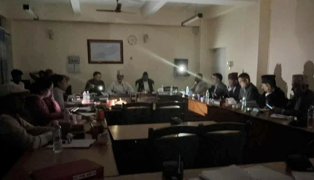 काठमाडौं सिंहदरबारमै अचानक बत्ति गएपछि मोबाइलको लाईट बलेर बैठक बस्दै