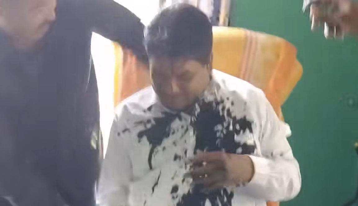 डिभिजन वन कार्यालय कञ्चनपुरका प्रमुख राम बिचारी ठाकुरलाई कार्य कक्षमै कालोमसो