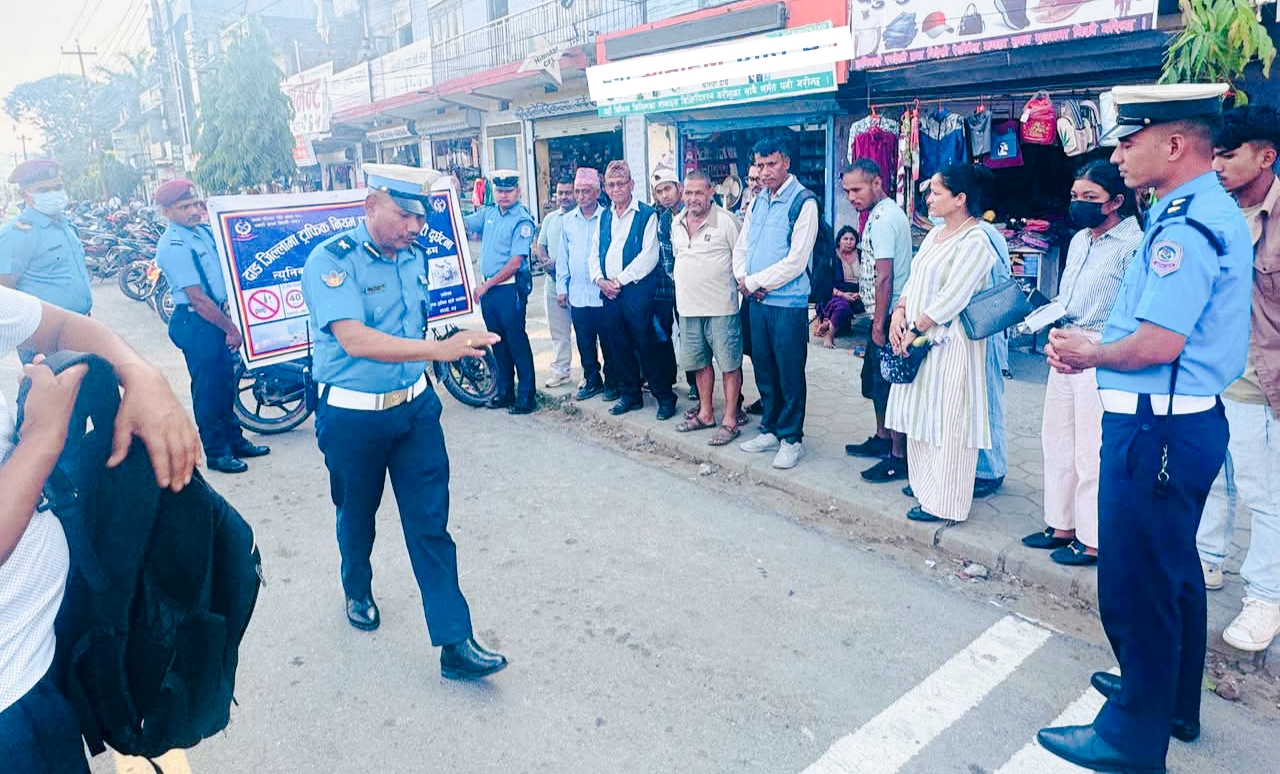 दाङ जिल्ला ट्राफिक प्रमुख प्रहरी निरीक्षक बम ट्राफिक सचेतना मुलुकसहित विभिन्न पोष्टहरुमा