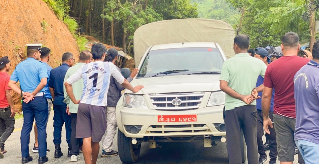 सिन्डिकेट माग गर्दै आन्दोलनमा यातायात व्यवसायीहरू रातो नम्बरको गाडीलाई रोक्दै,