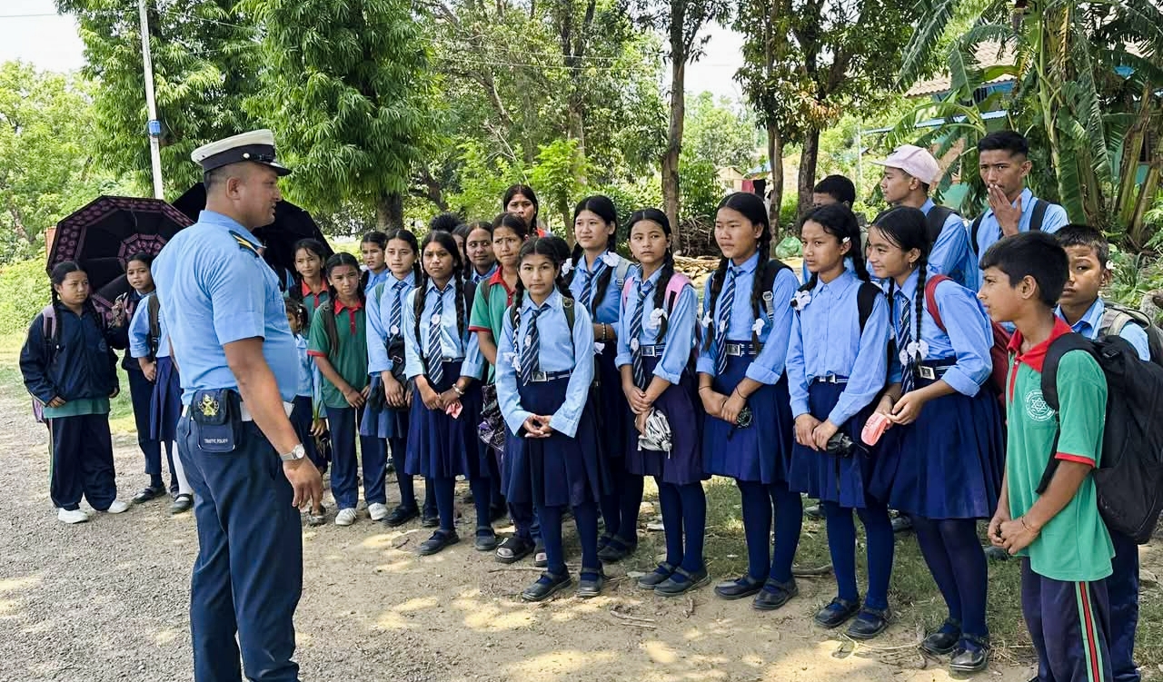 बाँके जिल्ला ट्राफिक प्रहरीको निर्देशनमा विभिन्न पोष्टहरुद्वारा विद्यार्थीहरुलाई ट्राफिक सचेतना,
