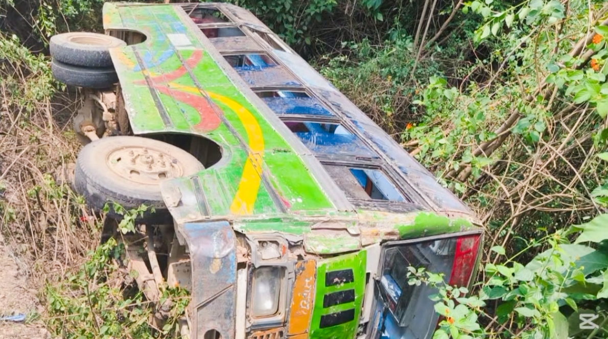 दाङको तुलसीपुर अमलिया सडक खण्डमा बस दुर्घटना हुँदा ३५ भन्दा बढी यात्रु घाइते,