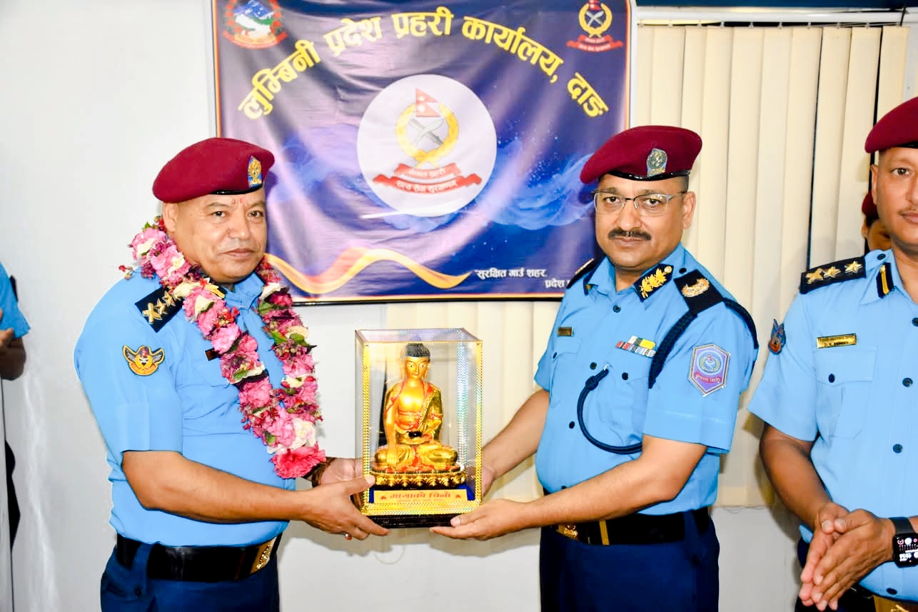 सरुवा भई जान लाग्नु भएका एसएसपी जिसीलाई डिआईजी भट्टद्वारा बिदाई,