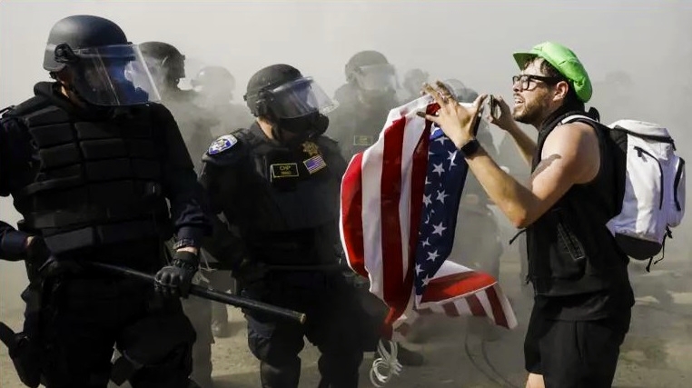 अमेरिकामा क्यालिफोर्नियामा आप्रवासीमाथि गरिएको छापामारीको विरोध सुरु प्रदर्शन उग्र,