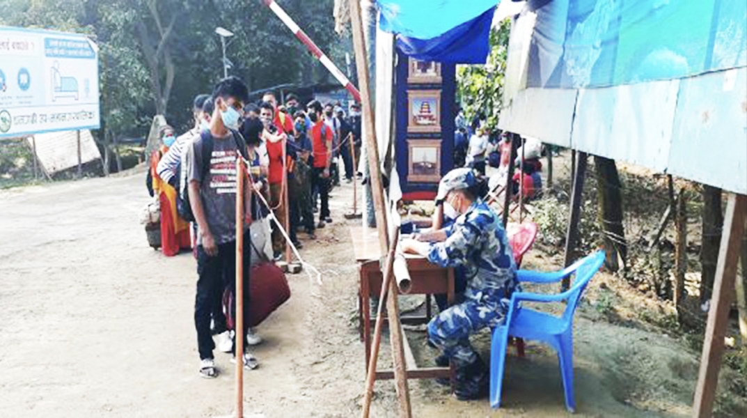 भारतबाट फर्कने व्यक्तिहरूमा कोरोना संक्रमण सुदूरपश्चिमका सीमानाकामा हेल्थ डेस्कमा स्वास्थ्य परीक्षण सुरु