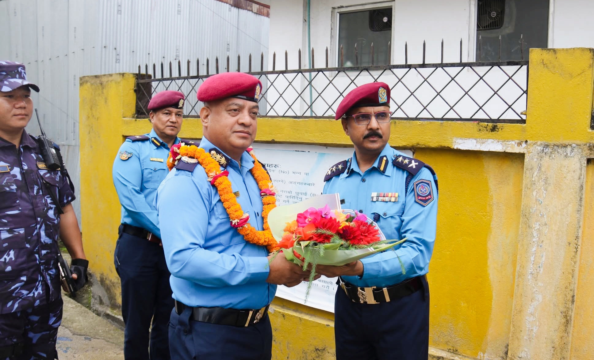 कोशी प्रदेश प्रहरी प्रमुख डिआईजी ईश्वर कार्कीद्वारा जिल्ला प्रहरी कार्यालय इलामको निरीक्षण