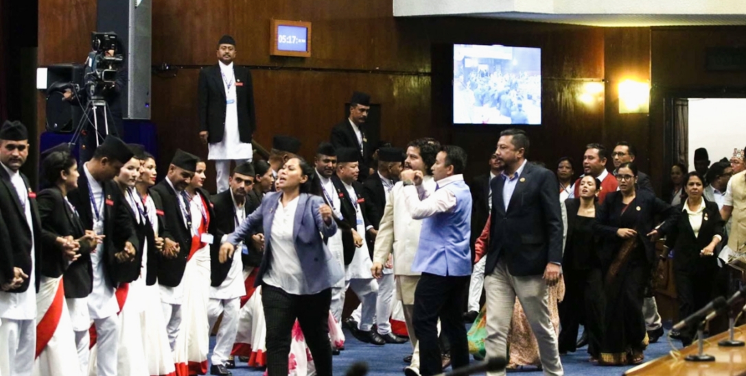 गृहमन्त्री रमेश लेखक बोलिरहेको बेला रास्वपा सांसदहरूले अवरोध गर्दै नाराबाजी सुरु