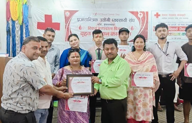 बिश्व रक्तदाताको अवसरमा नेपालगन्ज होटल ओम स्वस्तिक परिवारद्वारा रक्तदान कार्यक्रम