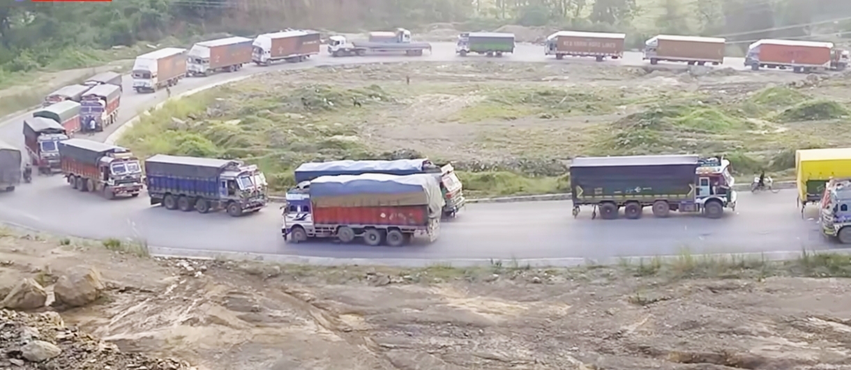 वर्षापछि बाढी पहिरो जाँदा अवरुद्ध बनेका ८ वटा सडक खुले दाउने सडक अझै अवरुद्ध,