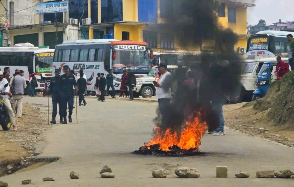 डडेल्धुराका व्यवसायीको कारागारमा रहस्यमय मृत्यु पछि सुदूरपश्चिमका ७ पहाडी जिल्लाको यातायता ठप्प
