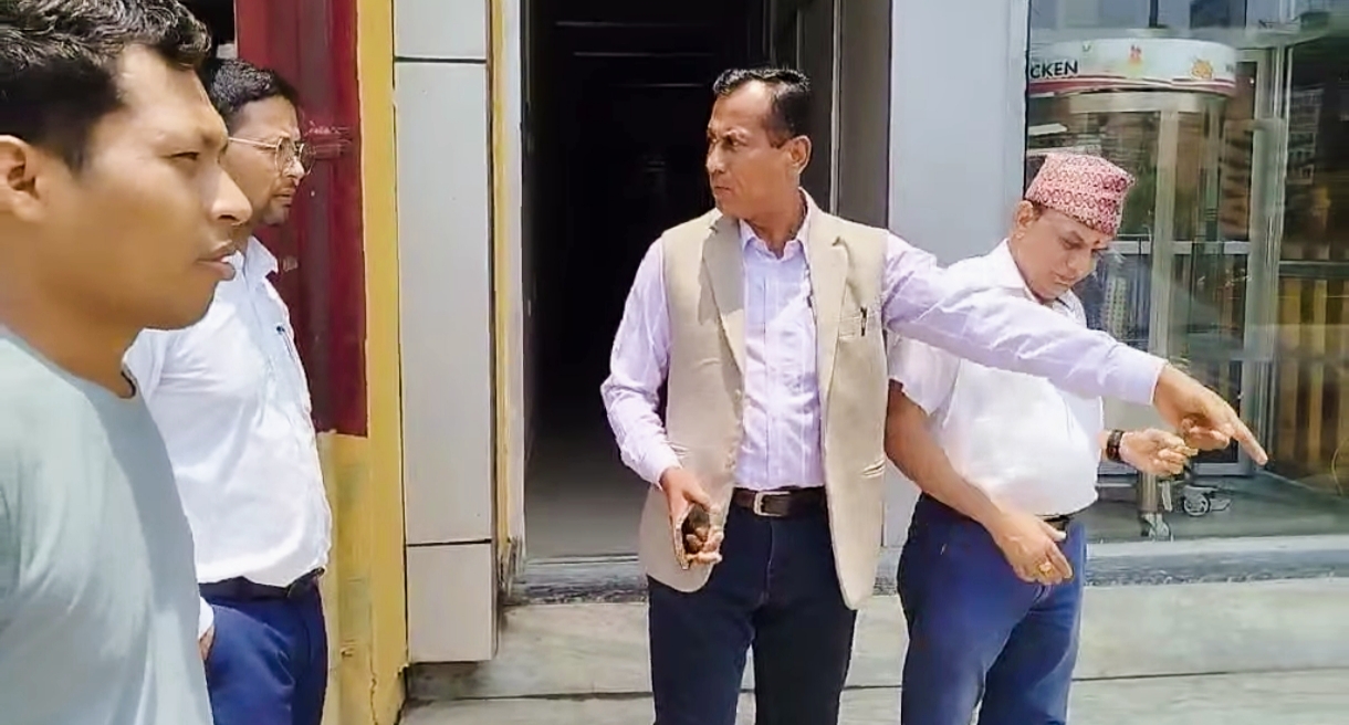 पानी पर्दा डुवानको समस्यामा हुँदै आएको घोराही बजारको अनुगमनमा मेयर नरुलाल चौधरी